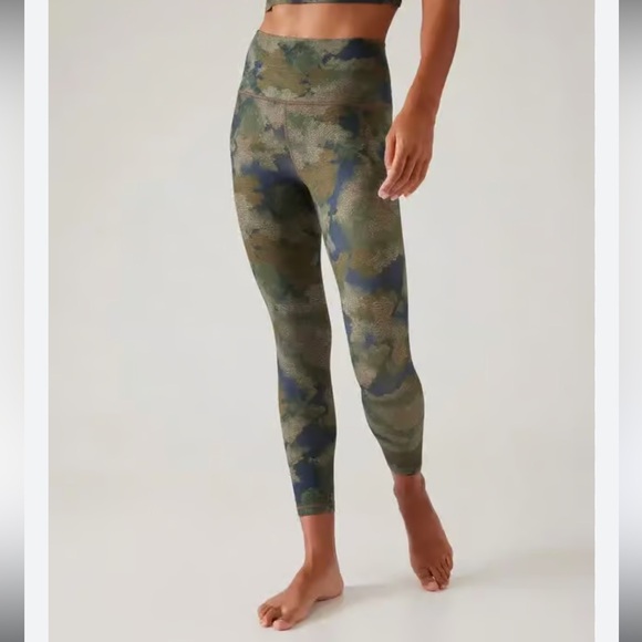 ATHLETA SALUTATION STASH HIGH RISE 7/8 LEGGING Topiary Abstract Olive - Picture 10 of 13